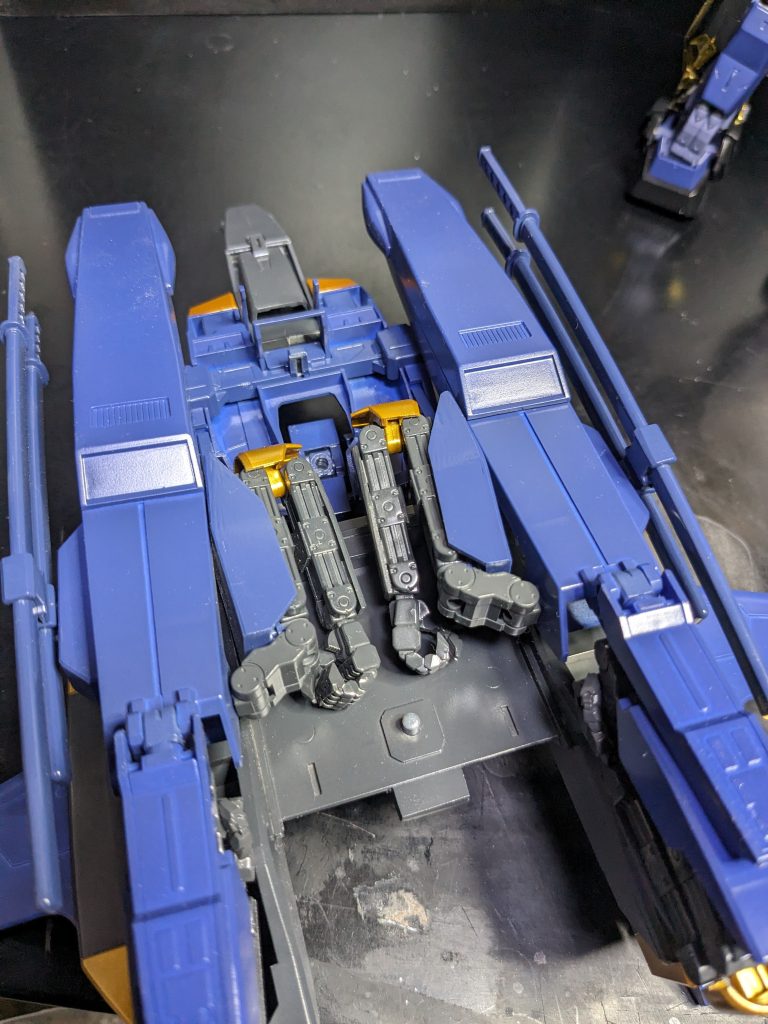 アームも折り畳めて、パーツ取り外しの無い変形を頑張りました。