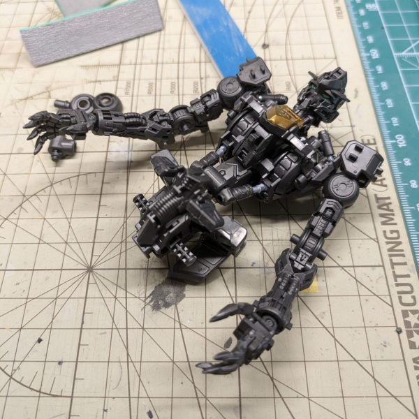 MG ガンダムバルバトス ソリッドクリアー製作開始。通常版が全然手に入らないので、中古屋で大量に積まれているガンプラ一番くじのB賞を購入しました。クリアーは好きではないので通常カラーに塗装します。