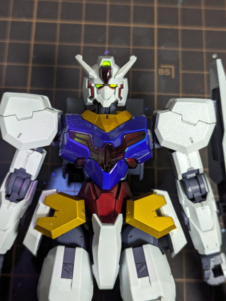 胸部シェルユニットを黄色にしてガンダムのインテークを再現するつもりだったのですが、クリアパーツを額と一緒に赤くしてしまったので見えなくなってしまいました 
