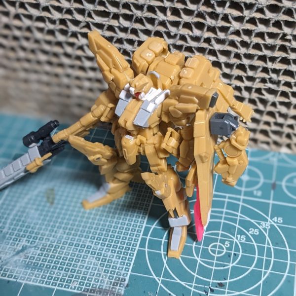 アーティファクトデルタカイっぽいやつの続きです！いつかアーティファクトでフルバーニアンを作るときのためにとっておいたネタだったんですが、本体部分が作れる気がしないのでデルタカイで仕込むことにしました😂このブースターポッドはリックディアスのバインダーとグフの肩パーツを組み合わせです。背中の機構を利用して換装できるようにしてみました。あと1種類換装パーツを作る予定です👍️（3枚目）