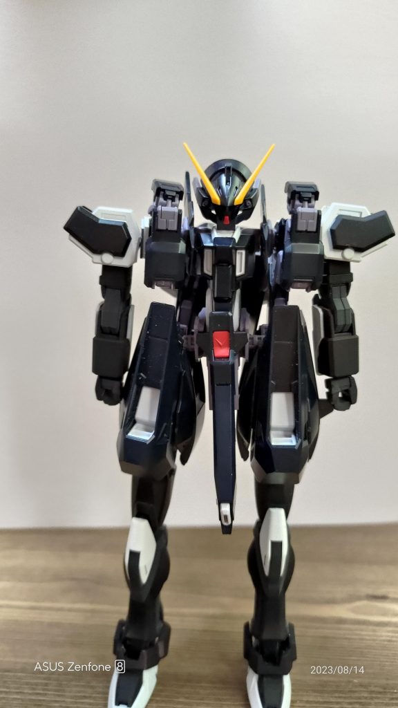 磁石接続なのでまともにポーズをとらせられないですがとりあえず四肢換装形態を体感できたので良かったです。