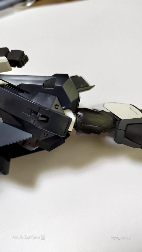 手足は磁石による接続で、脚用の接続パーツをブラ板で作って磁石を仕込みました