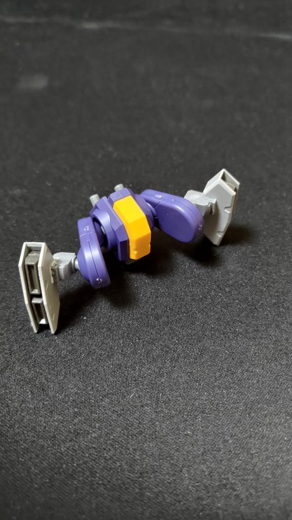 バックパックフライトユニットの接続パーツを途中で切ってガンヴォルヴァのパーツと接着してます。