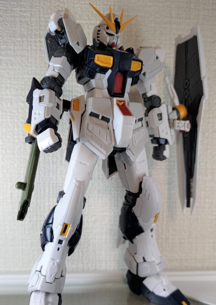 スジボリ、プラ板貼り付け、長射程ビーム砲を追加した塗装前の状態です。ネイビーも綺麗なんですが、自分の中でνガンダムは白と黒というイメージがあり、結局黒くしました。以上、ご覧いただきありがとうございました！！