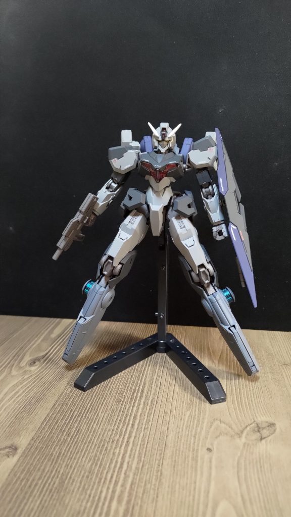 フライトユニットのハイマニューバモードのギミックも残しています。中はゴールド下地に青を塗装したところよく分からない感じの色になりました。