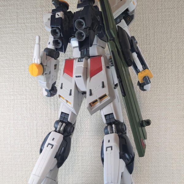 RG・νガンダムちまちま改造録。細かいディテールアップとか進めてました。そろそろ塗装に入ろうというところです。メイン写真：目尻の上、ひさしの部分をちょっと剃りこみました。心なしかキリっとした目付きになったと思います。左手の盾は従来通りに肘の外側へ構えられるほか、ジョイントを前方へ伸ばせば前腕部の横に付けることも可能です。右腰にさげているのはデスティニーの長射程ビーム砲・・・当初の計画ではこれをバックパックの右に装備して、左右の重量バランスがFファンネルで偏るのを緩和しようとしてたんです。結局ダブルFファンネルになったので不要となりましたが、「絶対持たせる！これはもうνの武器なんだ！」と意地になってしまい、右腰にジョイントを設けました。位置が下がったおかげで、意外と背中にファンネル乗せても喧嘩せずに動くんですよ写真１：バックショットです。脚のパイプをメッシュワイヤーに替えています。今回はガンダムマーカーのメッキシルバーです写真２：軽くポージングを。膝関節のシリンダーを真鍮パイプに替えました。長さ調整がめっちゃ面倒でした！（2枚目）