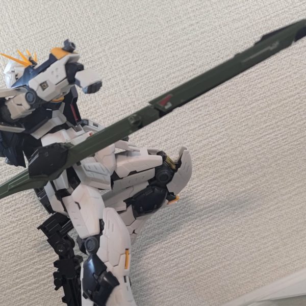 RG・νガンダムちまちま改造録。細かいディテールアップとか進めてました。そろそろ塗装に入ろうというところです。メイン写真：目尻の上、ひさしの部分をちょっと剃りこみました。心なしかキリっとした目付きになったと思います。左手の盾は従来通りに肘の外側へ構えられるほか、ジョイントを前方へ伸ばせば前腕部の横に付けることも可能です。右腰にさげているのはデスティニーの長射程ビーム砲・・・当初の計画ではこれをバックパックの右に装備して、左右の重量バランスがFファンネルで偏るのを緩和しようとしてたんです。結局ダブルFファンネルになったので不要となりましたが、「絶対持たせる！これはもうνの武器なんだ！」と意地になってしまい、右腰にジョイントを設けました。位置が下がったおかげで、意外と背中にファンネル乗せても喧嘩せずに動くんですよ写真１：バックショットです。脚のパイプをメッシュワイヤーに替えています。今回はガンダムマーカーのメッキシルバーです写真２：軽くポージングを。膝関節のシリンダーを真鍮パイプに替えました。長さ調整がめっちゃ面倒でした！（3枚目）