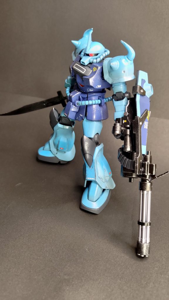 HGUCグフカスタム 肩アーマー・脚部(背面下部)の合わせ目消し 肩アーマーのモールド掘り カメラアイの改造などをやってます