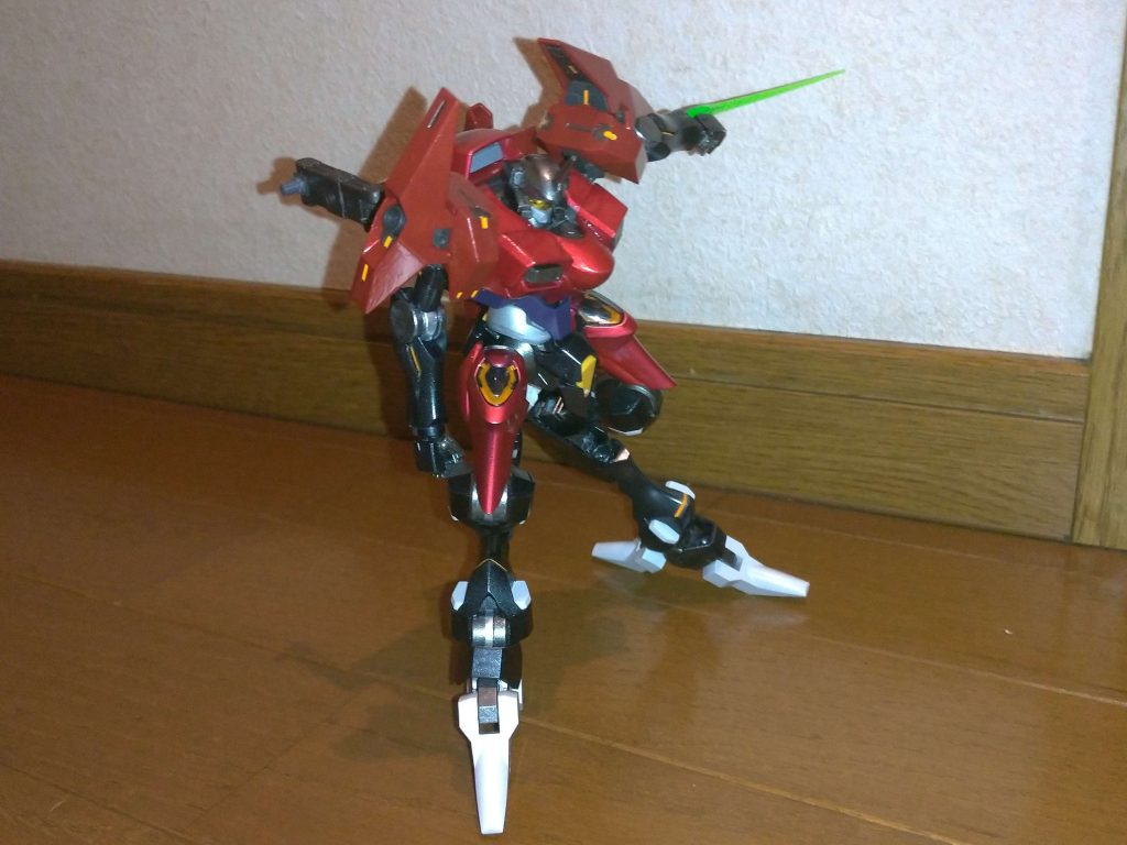 腕のビームサーベルは固定状態でも展開できます。