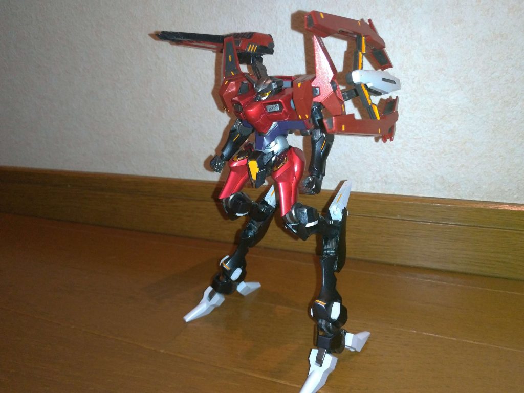 チャージ射撃的な感じで背中のフェーズドアレイキャノンを展開して射撃することも。