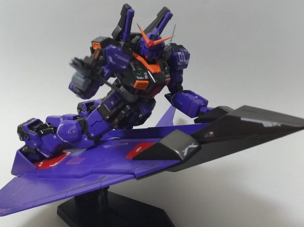 ティターンズカラーではなく、パープルにて塗装している為、明るく見えます。