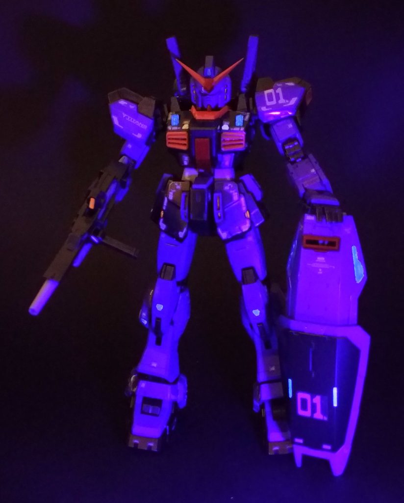 写真の写りが悪いのですが、内部フレームなどを蛍光塗料でスポット塗装している為、ブラックライトで光ります。