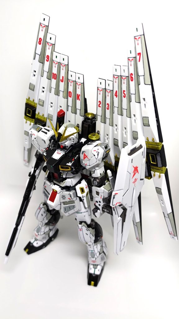 俯瞰図です。フィンファンネルのナンバリングはちょっと奇をてらってみましたｗ　多めに開いているのは趣味です(ｷﾘｯ塗装は白い箇所以外ほぼMr.カラーで、成形色の上から筆塗りです。フレーム部：焼鉄色　　黒：メタルブラック黄：GXメタルイエロー　　緑：メタリックグリーン赤：メタリックレッド　　銀：ガンクロームグレー：グレーFS26440　　一部の白：グランプリホワイト特に銃口は白で統一しました。メタリックが多いのでトップコートは光沢にしてみました