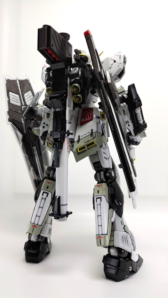 フィンファンネルをはずしてバックショット。バーニアの中を塗装後、ICソケットピンを接着しました。膝裏のチューブはメッシュワイヤー(ホワイト)にガンダムマーカーのメッキシルバーです