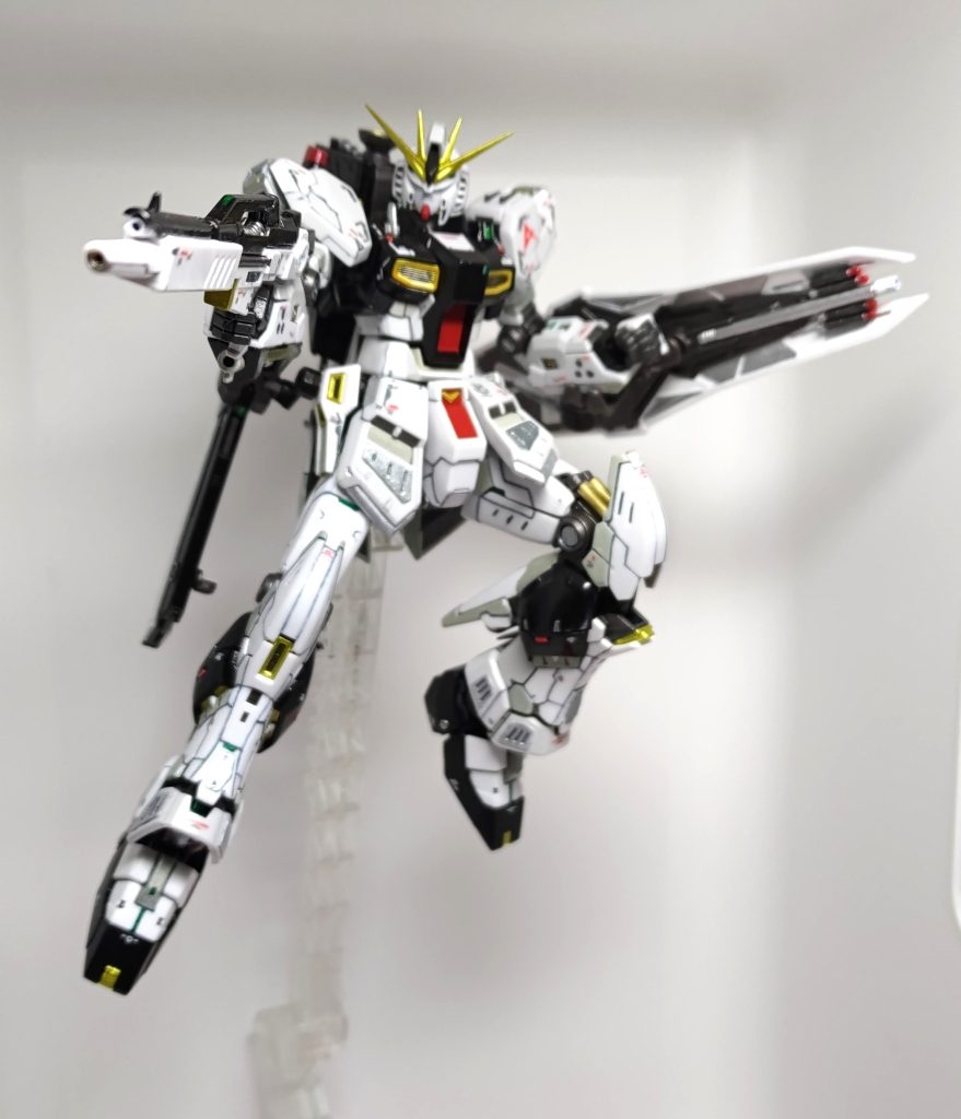 ここからアクションポーズです。まずは定番のSEED撃ち！　ビームライフルの銃口とサイズがピッタリだったので、ここにもICソケットピンを仕込んでます。膝のパイプは真鍮パイプに付け替えました。