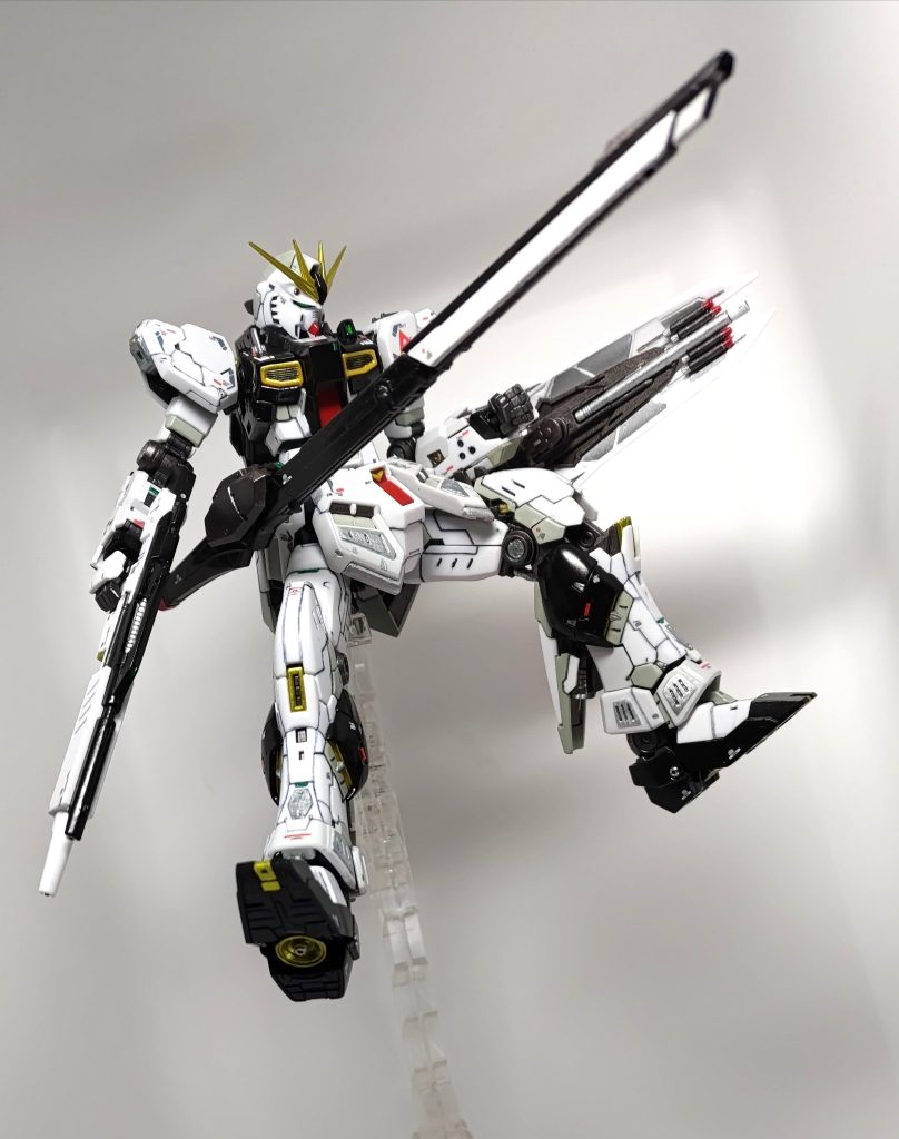 追加装備である長射程ビーム砲は全塗りです。うまくνガンダムに馴染めたんじゃないかと思います。足裏のバーニアには100均のメタルビーズを付けました
