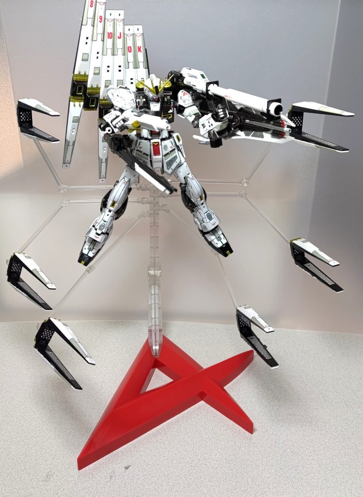 左側のフィンファンネルを射出してバズーカを構え、シールド内臓ビームキャノンとミサイルランチャー、ビームライフル、腕部内臓ビームガン、長射程ビーム砲を加えたフルバースト！！バズーカ砲身の内側もメタルブラック塗りです。