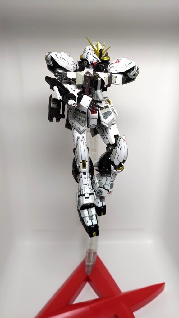 全弾を撃ち尽くした後は格闘戦です。右と左それぞれのビームサーベルを・・・