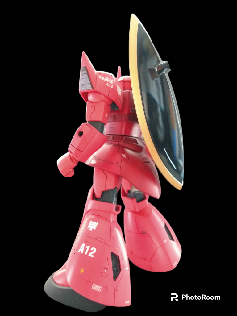 斜め後ろ。シールド塗装綺麗に出来たのでクリアー吹いてツヤツヤです。部屋が映ってしまう。