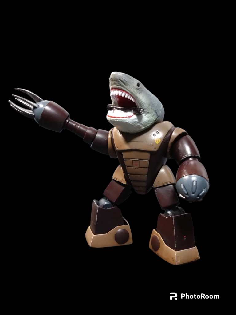 ジョーズ顔も再現。相方にツッコミいれてます。