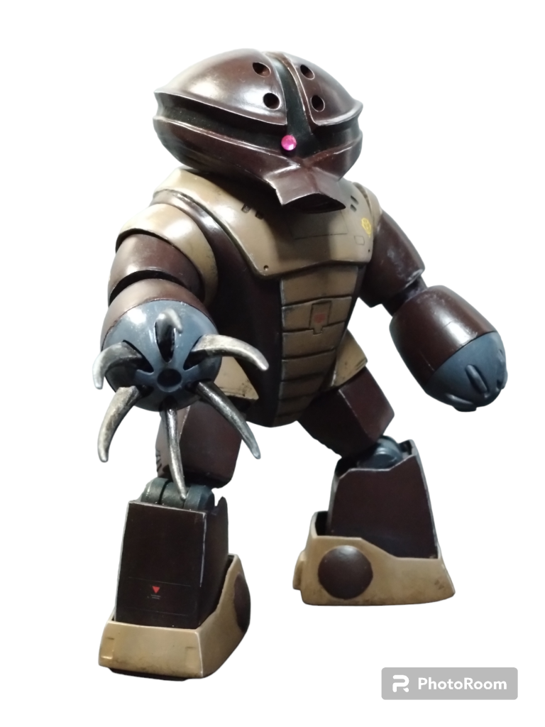 塗装の完成後にデカール少々。シェードブルーとラストオレンジとグランドブラウン使いました。つや消しブラックでも少々軽めのウェザリング。エッジに少しホワイト入れました。今回の製作時は1/100で前にやってるから何とかなるだろうと切断しました。股関節部分の可動、クリアランス確保が結構難しかったです。クチバシの方は逆付け。というのは頭の片隅にありました。初めてアンケートもやってみましたが「小田アッガイ」という偉大な作品にならって逆に付けました。プラ板貼った方が良かったのかな。ロートルさんからの情報で「小田アッガイ」という作品を見て、ズゴックの足での伸縮再現ってのもあったなぁとか思い出しました。忘れてましたが子供の頃にきっとこのアッガイを見ていたんですね。私はジャンクの水星キットの残り関節と組み合わせてみましたが現在なら色々な方法を選択できるでしょうね。私の作品では肩の可動にプラ板パテ盛り等行なったので全体に丸っこい感じになったかもです。製作中は不安もあり最初の頃は少し形になるまで切断していたものの投稿控えてました。何とか無事にアッガイの姿に戻せて良かったです。旧キットは楽しいですね。他の登場アッガイが気になったら過去作品もご覧下さい。ここまでご覧頂きありがとうございます。🙇今後もまだまだやりたい事もあるのでがんばりますよ。😄