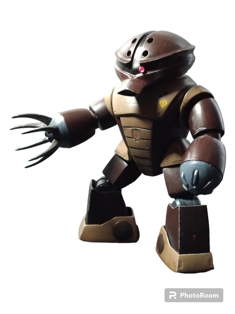 モノアイを100均のシールタイプに変更。こちらの方が良さそうですね。