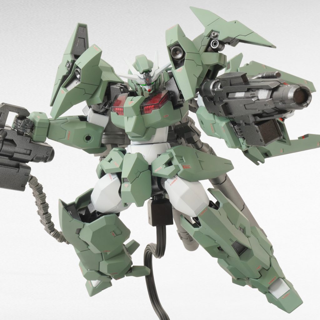 大型銃の両手持ちはカッコいいですね！カラーリングは成形色が鮮やかすぎたので、かなり淡めにしてみました。もう少し暗い方が劇中に近かったもですが、これはこれで気に入ってます。