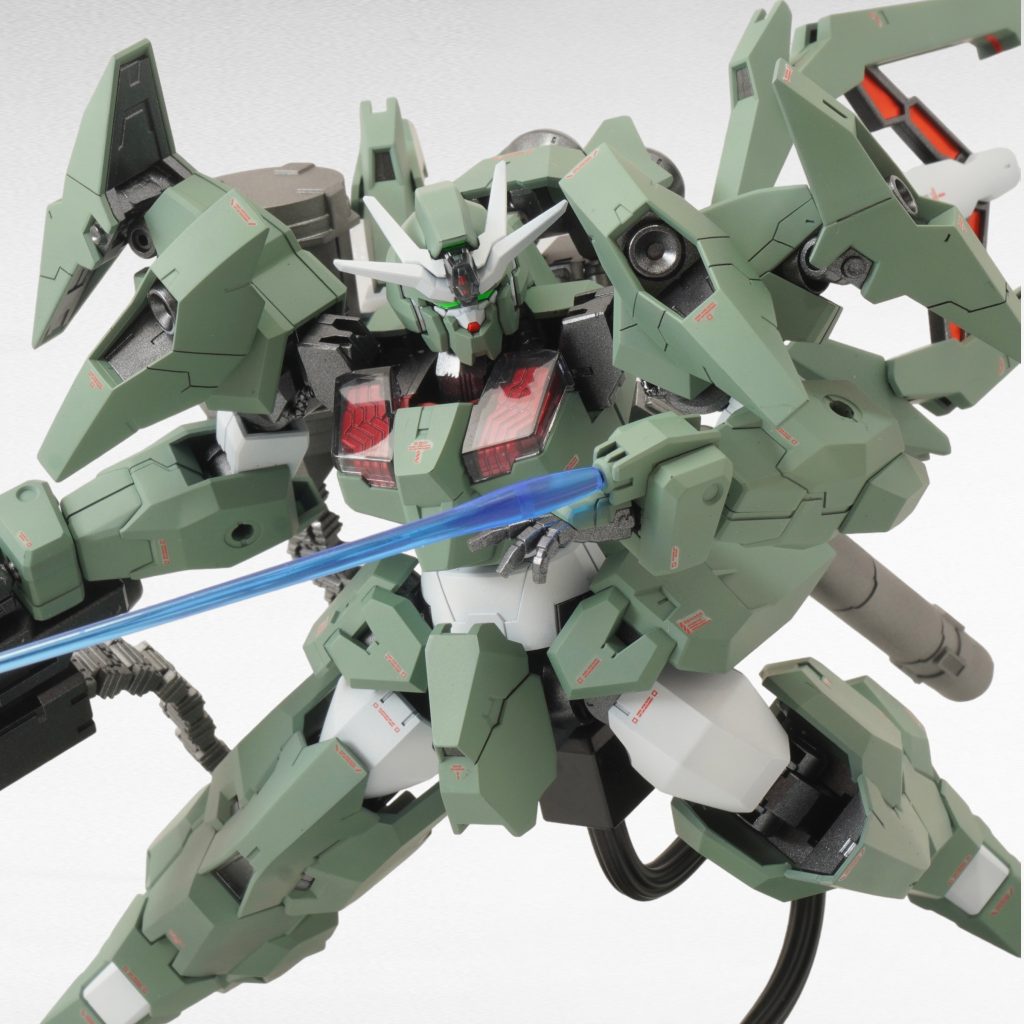 ソーンの腕部をカットして装着しているのでビームサーベルもそのまま使えます。