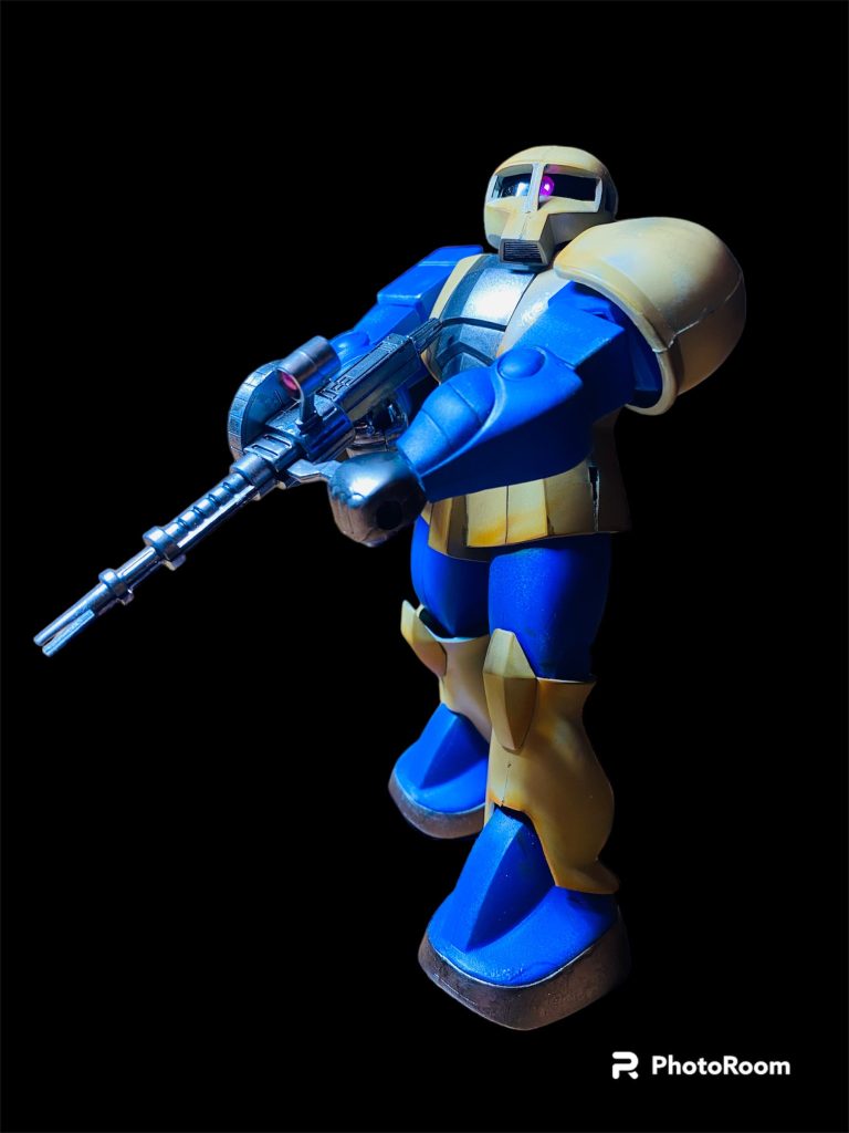 モノアイは百均のキラキラシールです。マシンガン余ってたので持たせました。