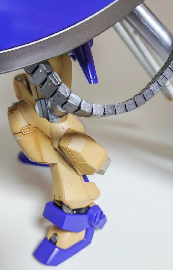 両足にブースターを増設してより機動力を向上させています。