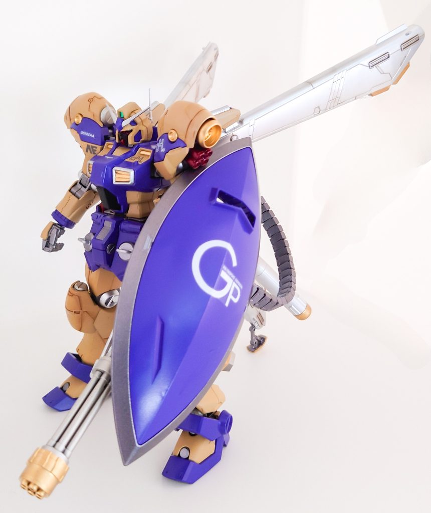 側面左手にはシールドとガトリング砲を装備させてます。ちなみに、ガトリング砲は背面の弾倉タンクと繋げています。