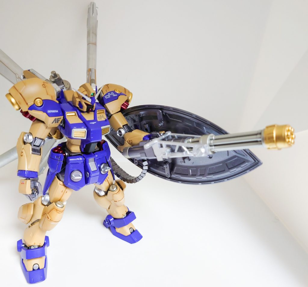 主な装備は、ガトリング砲とゲルググシールド、そして背面に格納してあるビームサーベルです。