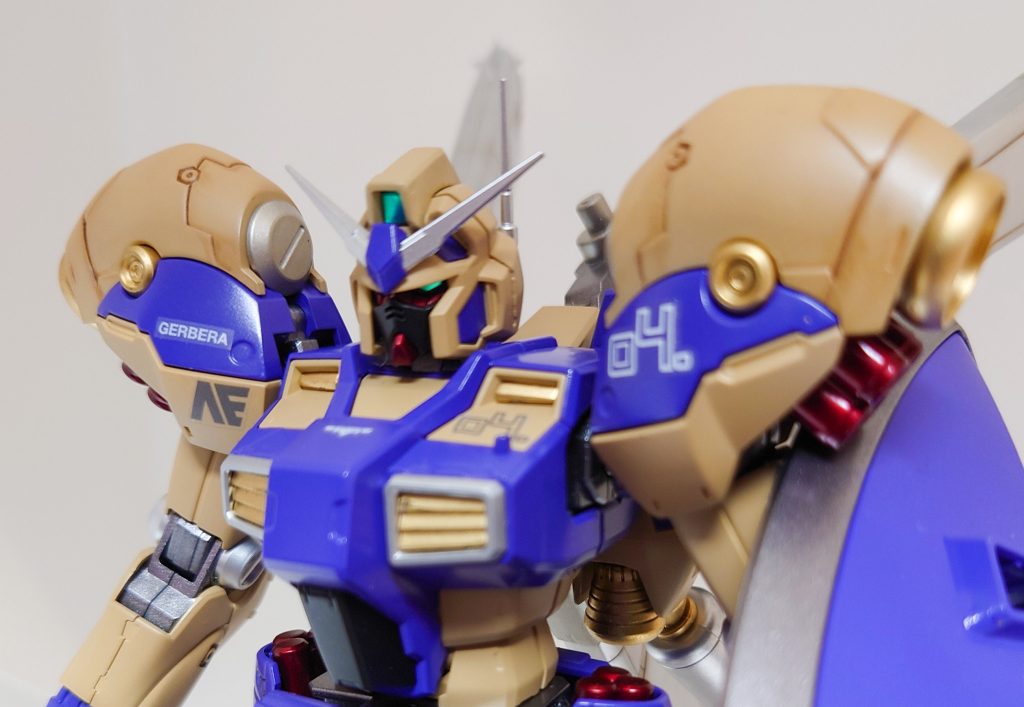 上半身フェイスパーツは当初、白のままにしようかと思っていたのですが、ダークヒーロー感を出したかったので黒に塗装しました。