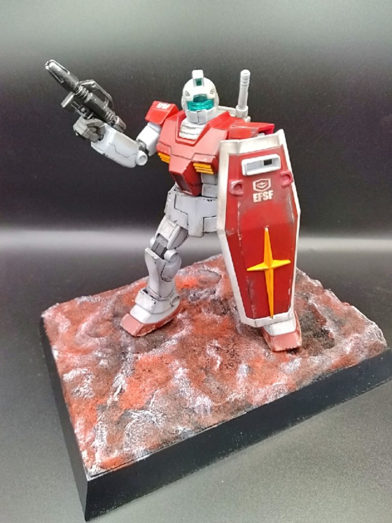 ジオラマは黒の台座に断熱材を接着してライターで炙って地形を作り、黒、茶、白のアクリル絵の具で塗装しました！