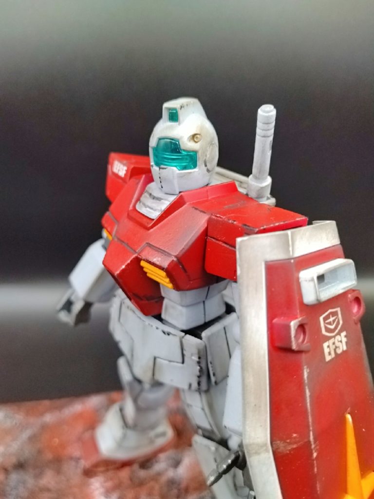 今回は水性のサフを吹いて水性の赤でとめたあとにオレンジを軽く吹いています♪