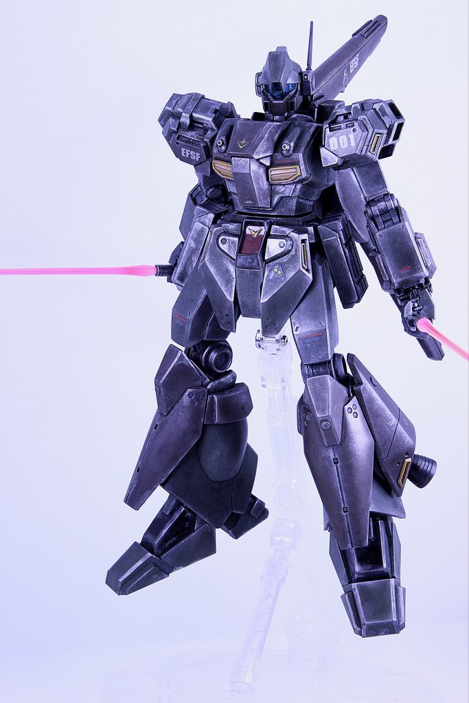 ビームサーベルは蛍光ピンクと根本は白でグラデーション