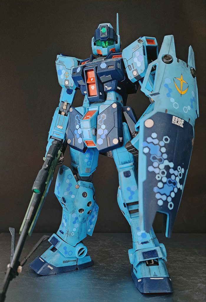 今回はスジボリも頑張りました。肩アーマーの部分がお気に入りです。MGは大きくて彫りやすかったです。ヘックス迷彩デカールのおかげでスジボリが目立たなくなったのはね…。今回は仕方ないので、次への反省とします。