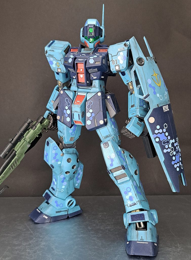 今回はフレームと細かい部分以外は成形色のままです。それでもカッコよく仕上るのは、MGの魅力のひとつだなと感じました。その分、労力はスジボリなどのディテールアップに割くことができました。ディテールアップを頑張った上に、ヘックス迷彩デカールを貼ったらものすごい情報量になってしまいました…(笑)やりたいことやった結果なので、これもアリということで。