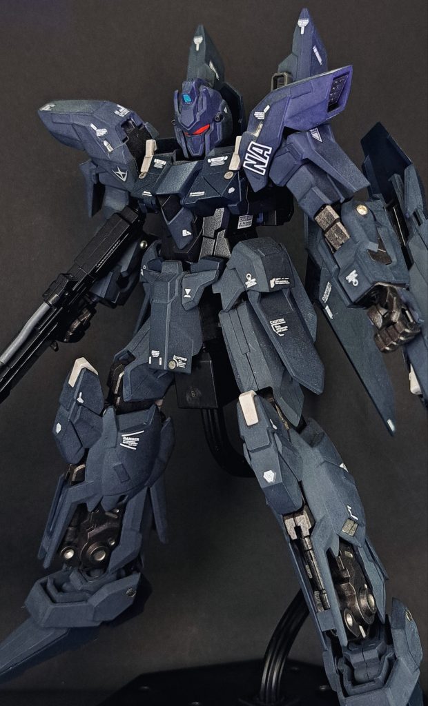 このキット、成型色が原作と違ってパープル系なんですよね。個人的には慣れ親しんだ原作カラーにしたかったので、「これは全塗装だ!」思い作成しました。色はアクリジョンのベースグレーを基本色にして、色ノ源のシアン等を使って調色しました。イメージに近い色になったので、これは成功でした。