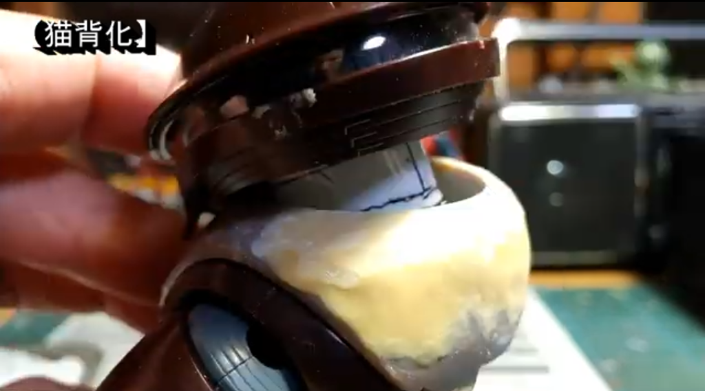 首と胴体は、真鍮パイプを軸にした、ボールジョイントで接続しています。目隠しになる、首パーツをプラ板で作成。