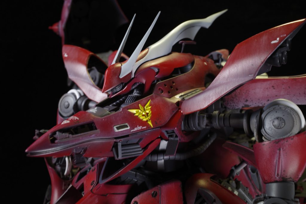 ネオジオンの立体エンブレムパーツはバンダイビルダーパーツを使用。