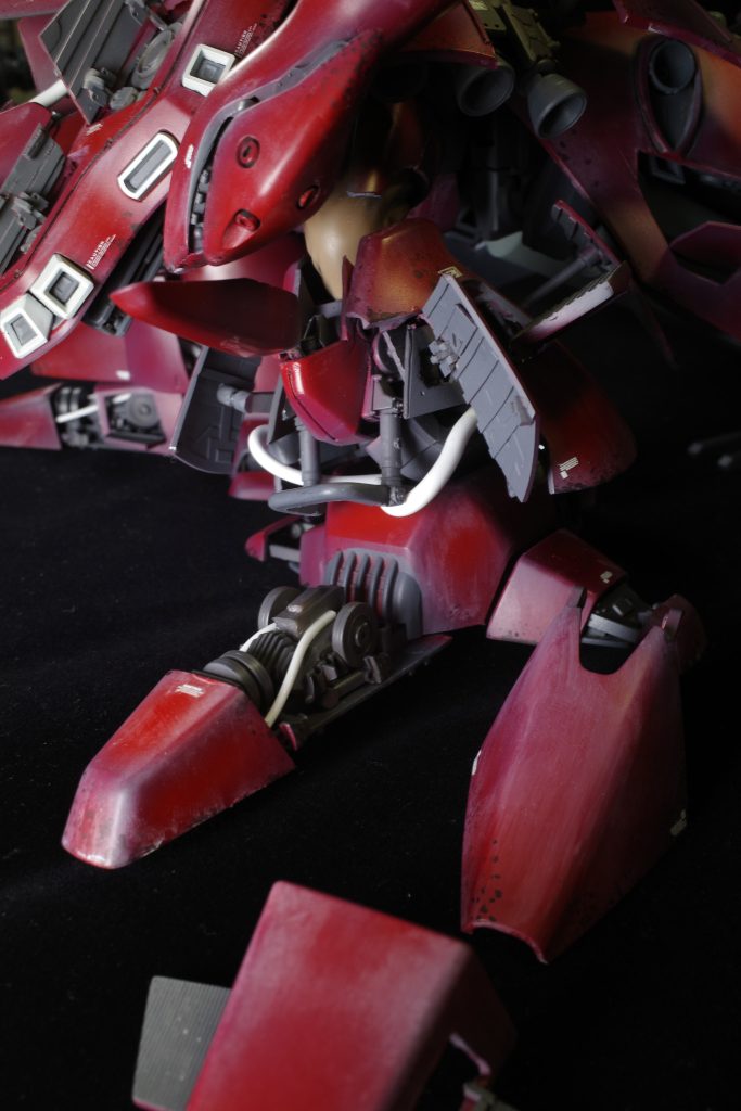 すねと足上のパーツは取り外し可能。