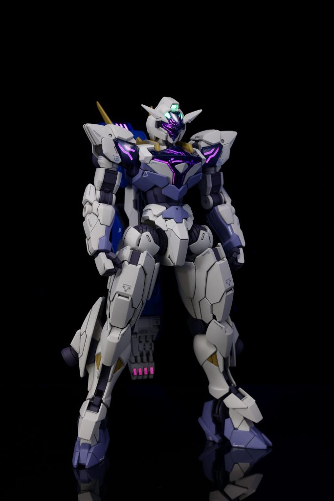 指先等はホイルシールの上から蛍光ピンクを塗装して使用してます。