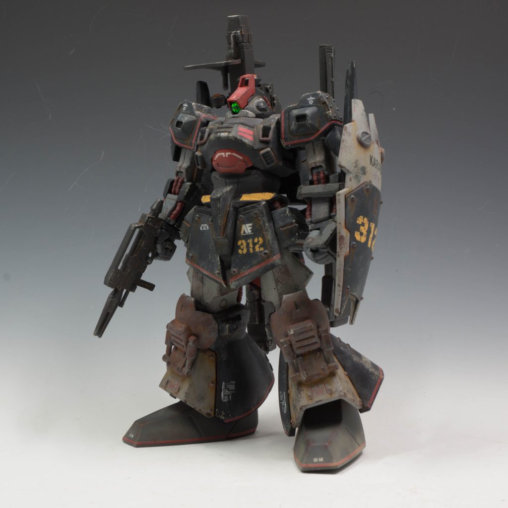 搭乗パイロットは、自分にはアムロ・レイほどの回避能力はないと思い、ジムカスタムのシールドを装備している。