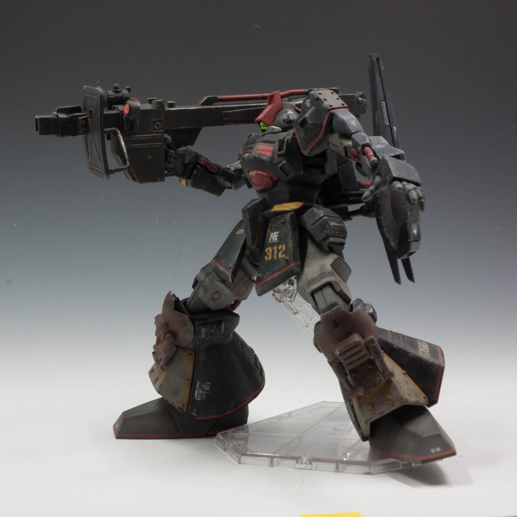 そして、一年戦争時代から保管されていたビームバズーカEX-T3-2に、ラケーテンバズのシールドを無理矢理装着した、EX-T3-2-cビーム・ラケーテンバズを装備。