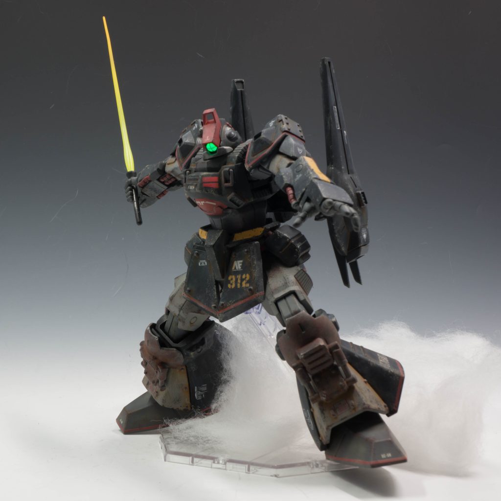 格闘戦用の武装は、初期の装備のビームサーベルを装備。ビーム色は、黄色の変更されている。