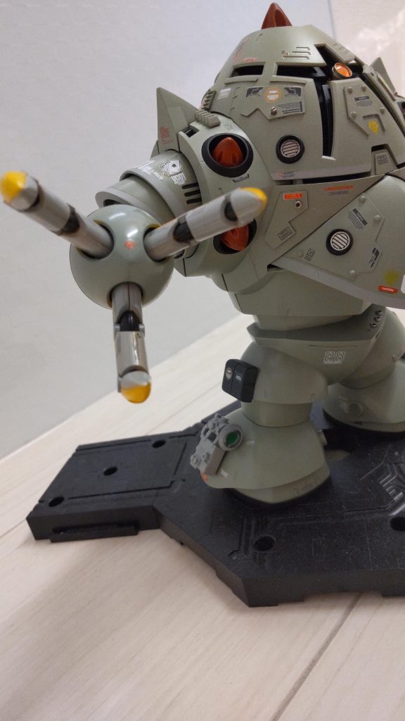 右足にもジャンクパーツが。