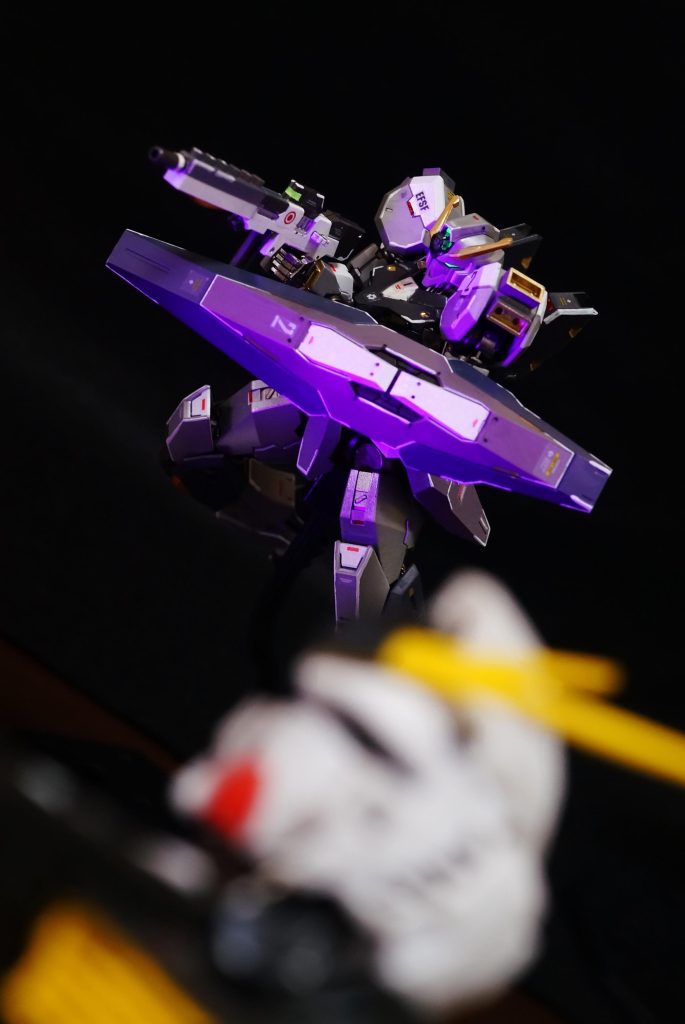 1. RX-93を親機とするサイコミュ操作型ダミーバルーン。ADB-93の93は親機の形式番号を示す。