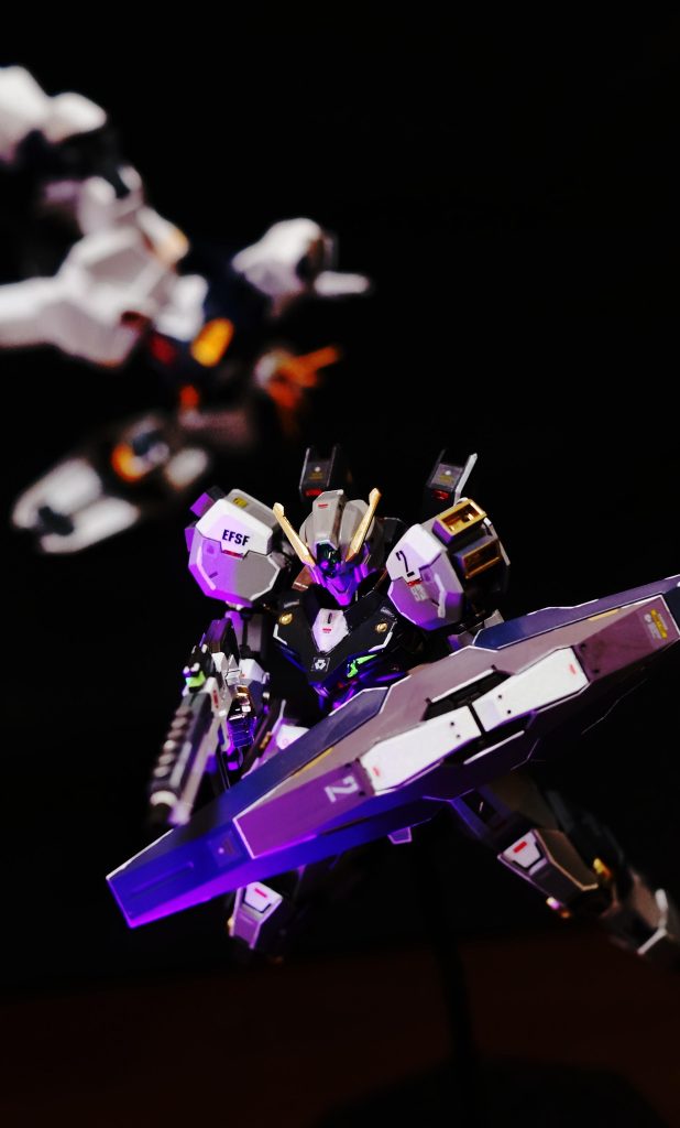 4. アナハイム・エレクトロニクスのνガンダム開発責任者であるオクトバー・サランはサイコフレームをνガンダムに取り入れた先見の明のある開発者として有名だが、実はこのとき並行して、サイコフレームをサイコミュ受信機として無人機に組み込み、親機パイロット（ニュータイプ）の遠隔操作によるサイコミュドローンも発案。有人機ではありえない挙動による敵の撹乱・攻撃を可能とする稼働型デコイ、そのプロトタイプの製造をサイコフレームのサンプル供与と合わせてオックスアース・コーポレーションにもちかけていたのだ。