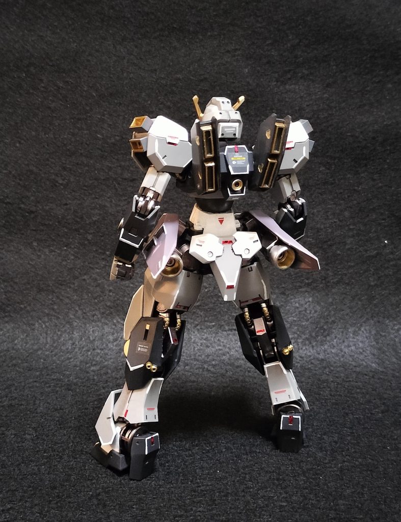 5. それまでダミーバルーン一筋だったオックスアース・コーポレーションによる無人機開発は、特にパイロットの搭乗に関するあらゆる措置が不要である設計の自由度からアナハイム製モビルスーツとは全く異なる構造・外観となった。